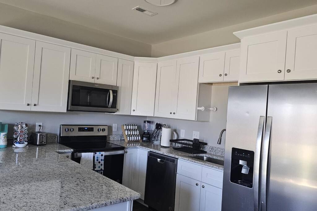Gorgeous 3 BR Home with Cable TV in all rooms & free Wi-Fi