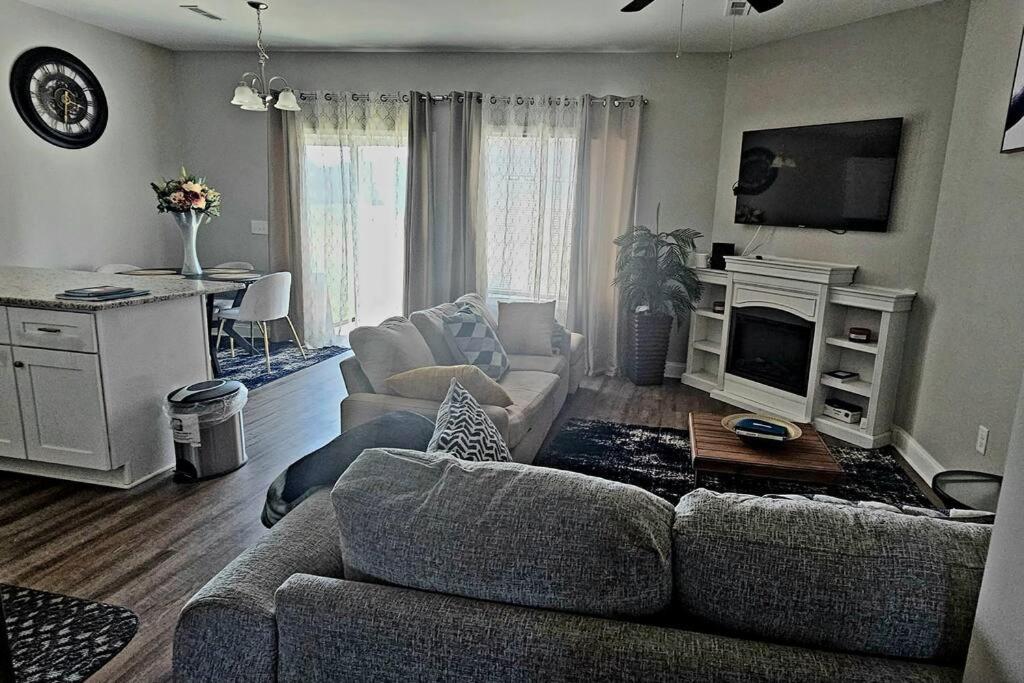 Gorgeous 3 BR Home with Cable TV in all rooms & free Wi-Fi