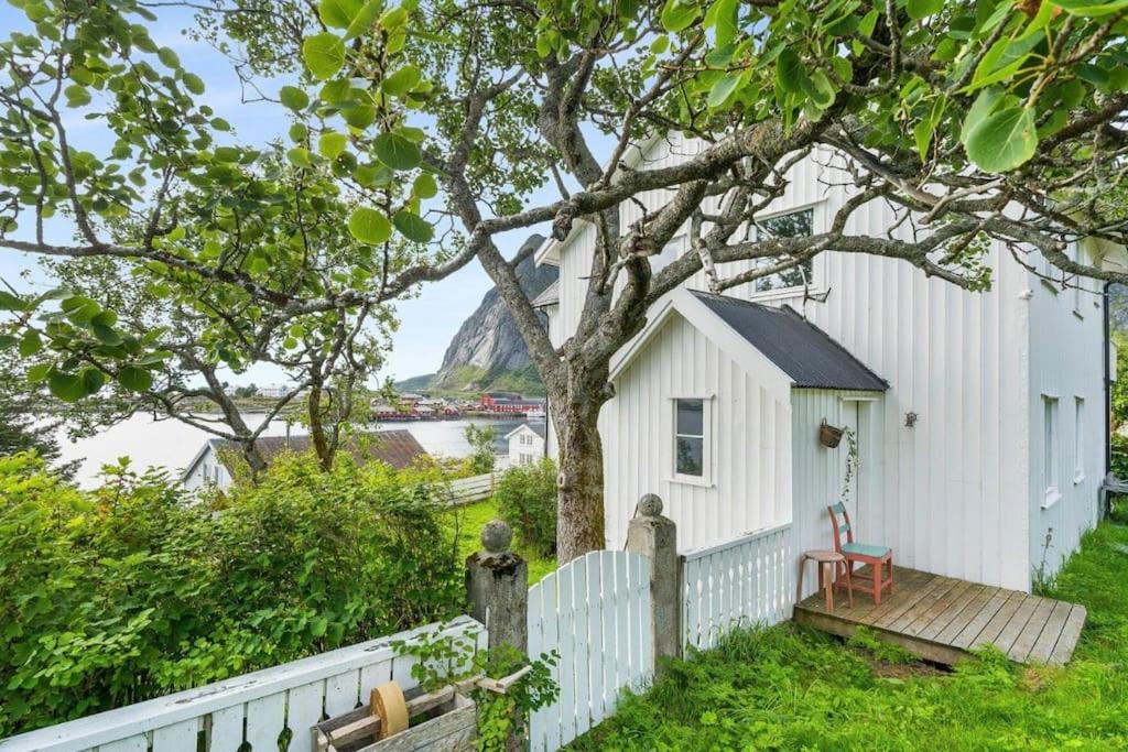 Reine Fishermans House - Mountain & Seaview view 2