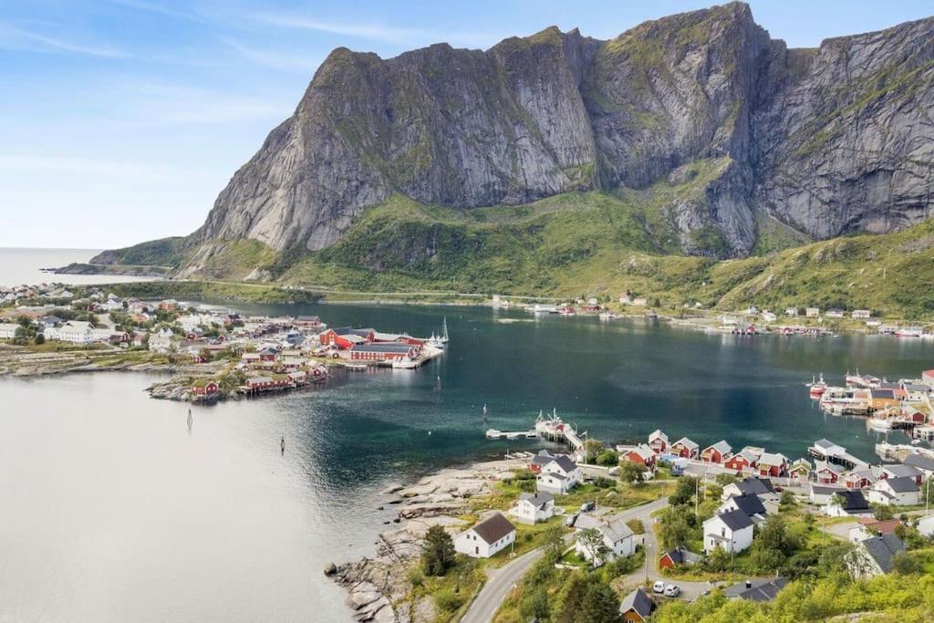 Reine Fishermans House - Mountain & Seaview view 5