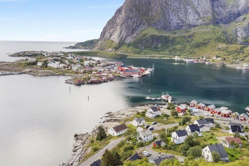 Reine Fishermans House - Mountain & Seaview view 4