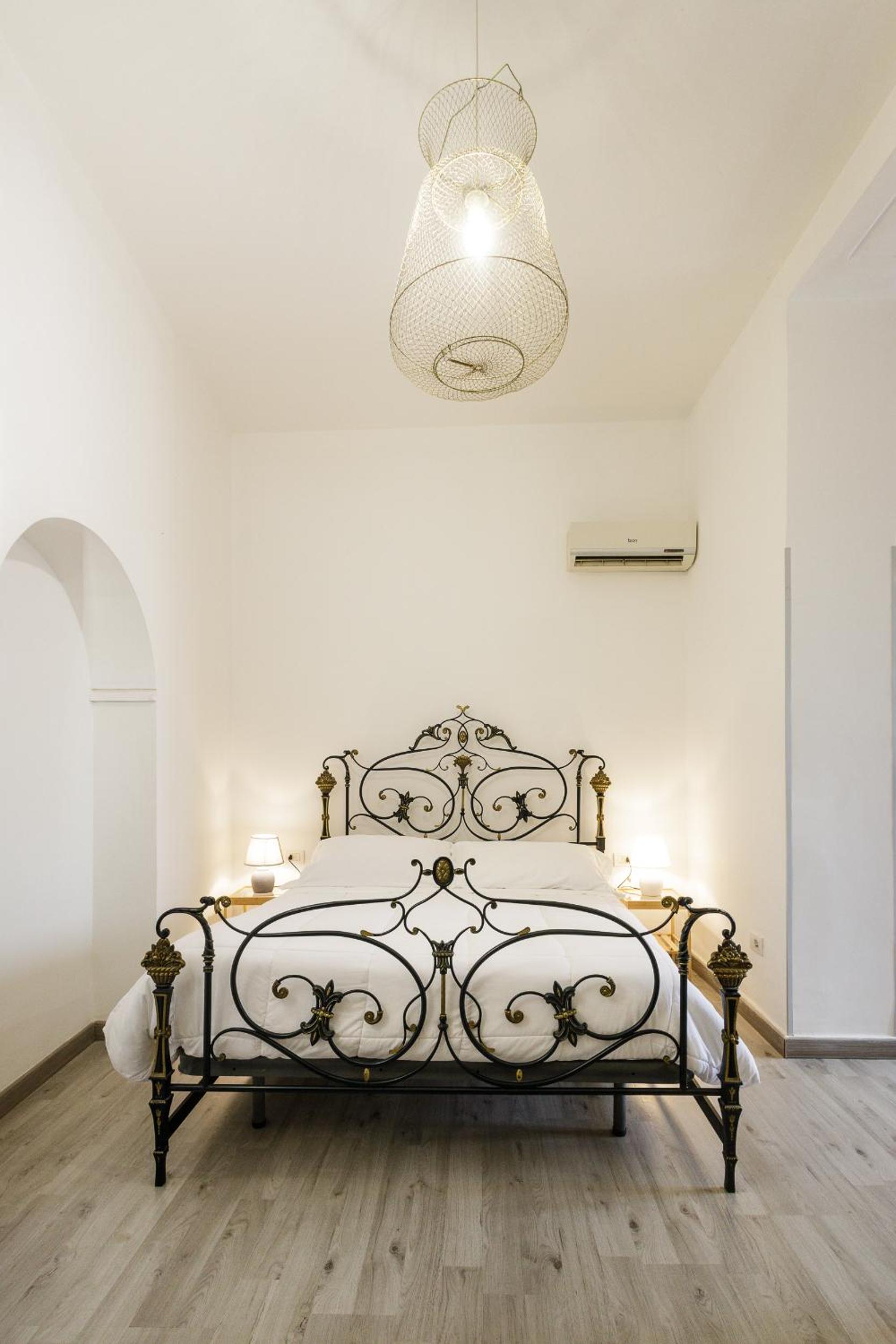 Civico13 en Naples — hotel room