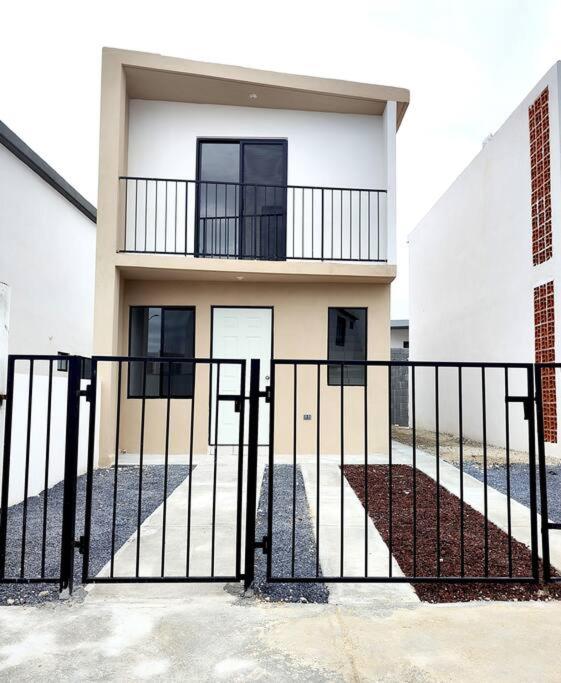 Bonita Casa en fraccionamiento privado cerca del aeropuerto