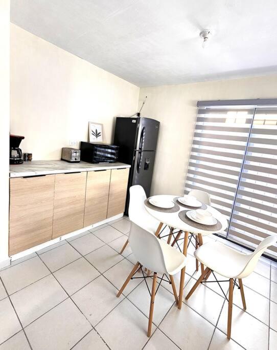 Bonita Casa en fraccionamiento privado cerca del aeropuerto