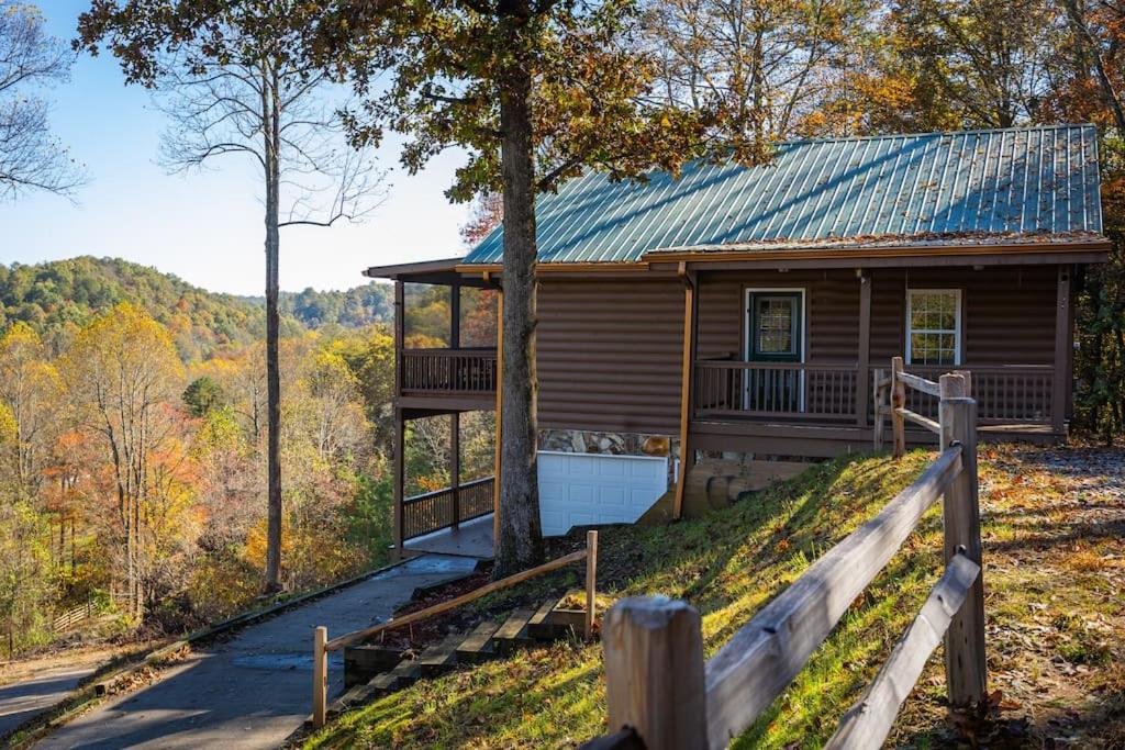 Cozy Cabin: w/ Balcony, Pool Table, Fire pit & BBQ view 2