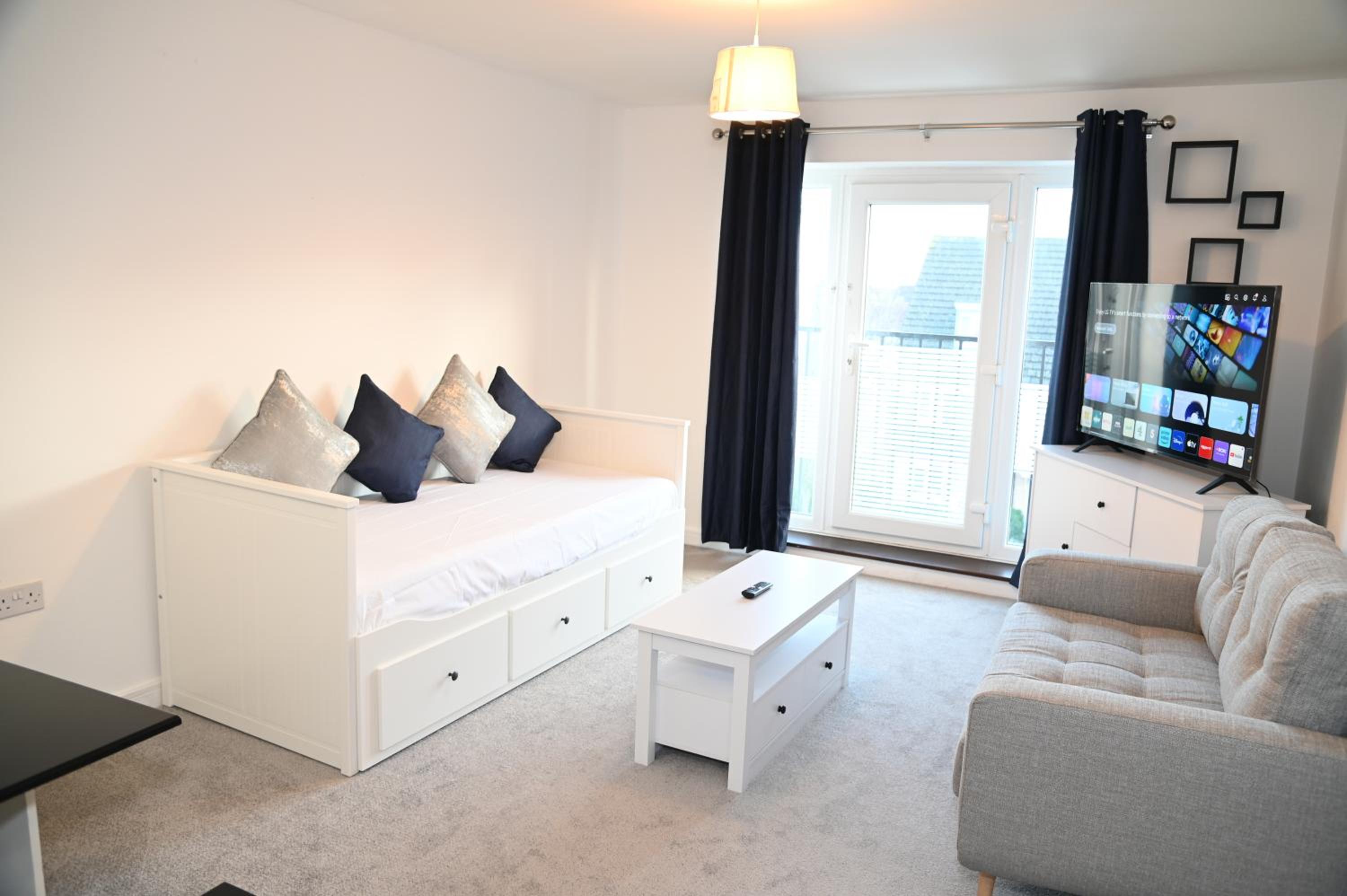 Windsor to Heathrow spacious 2 Bedroom 2 Bath Apartment with Parking - Langley village Elizabeth Line to London, Reading, Oxford view 3
