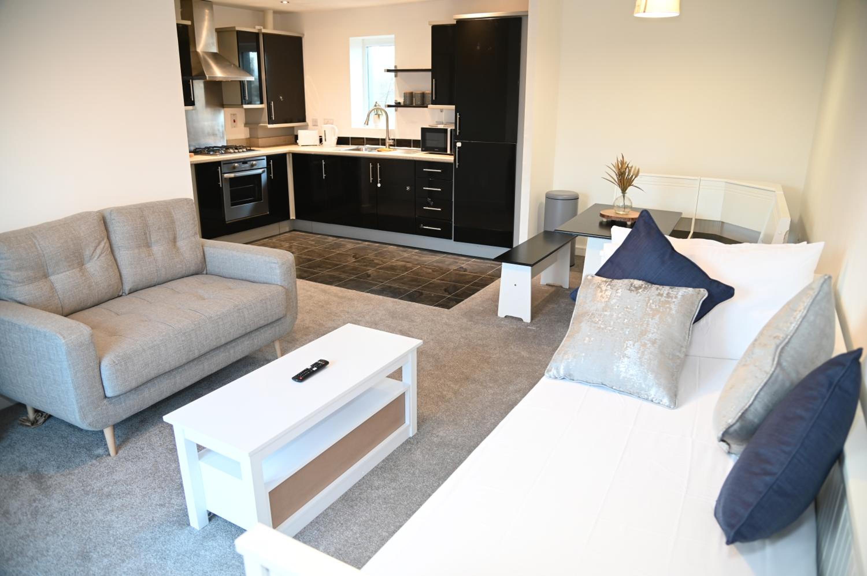 Windsor to Heathrow spacious 2 Bedroom 2 Bath Apartment with Parking - Langley village Elizabeth Line to London, Reading, Oxford view 5