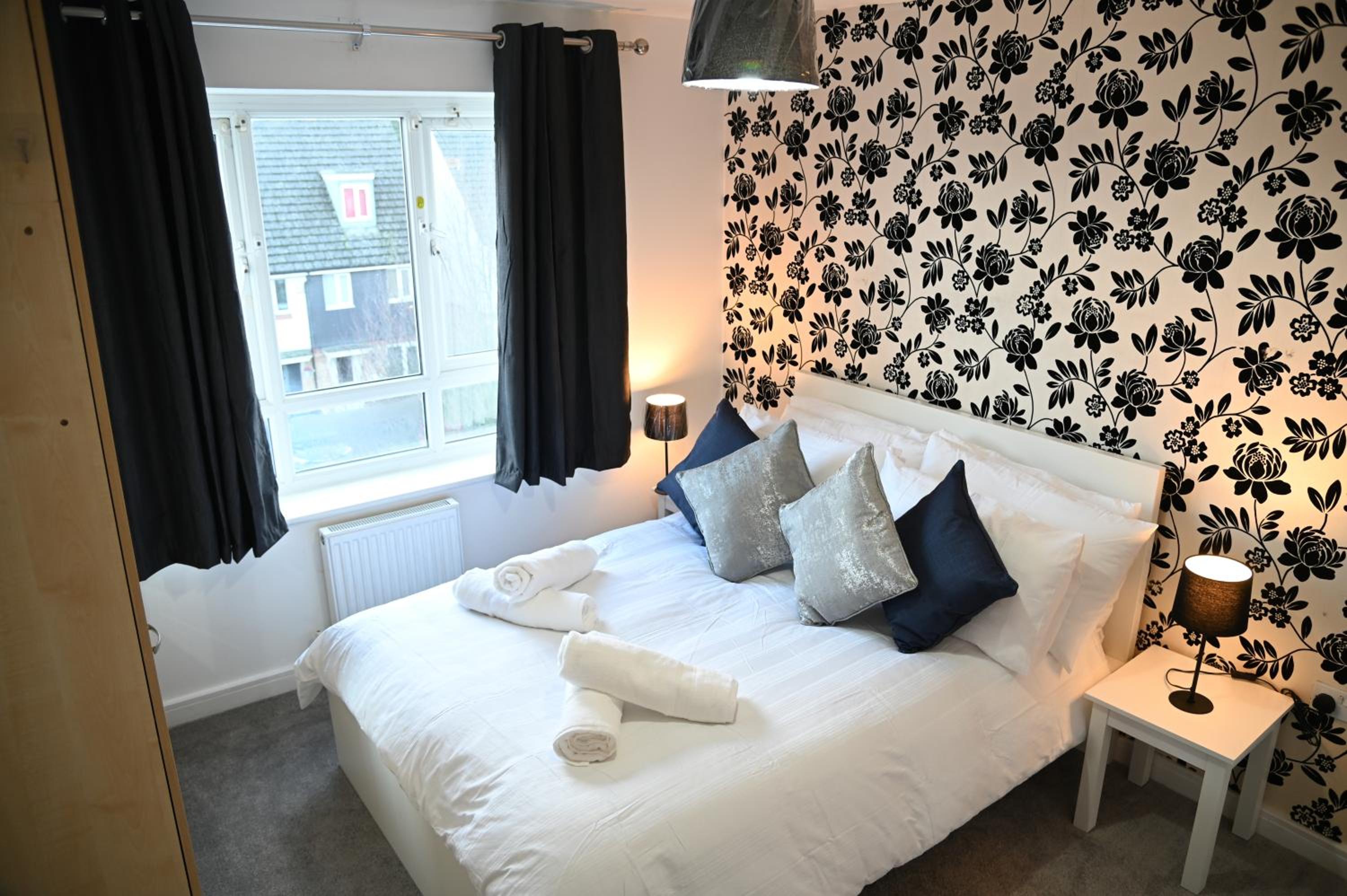 Windsor to Heathrow spacious 2 Bedroom 2 Bath Apartment with Parking - Langley village Elizabeth Line to London, Reading, Oxford view 4