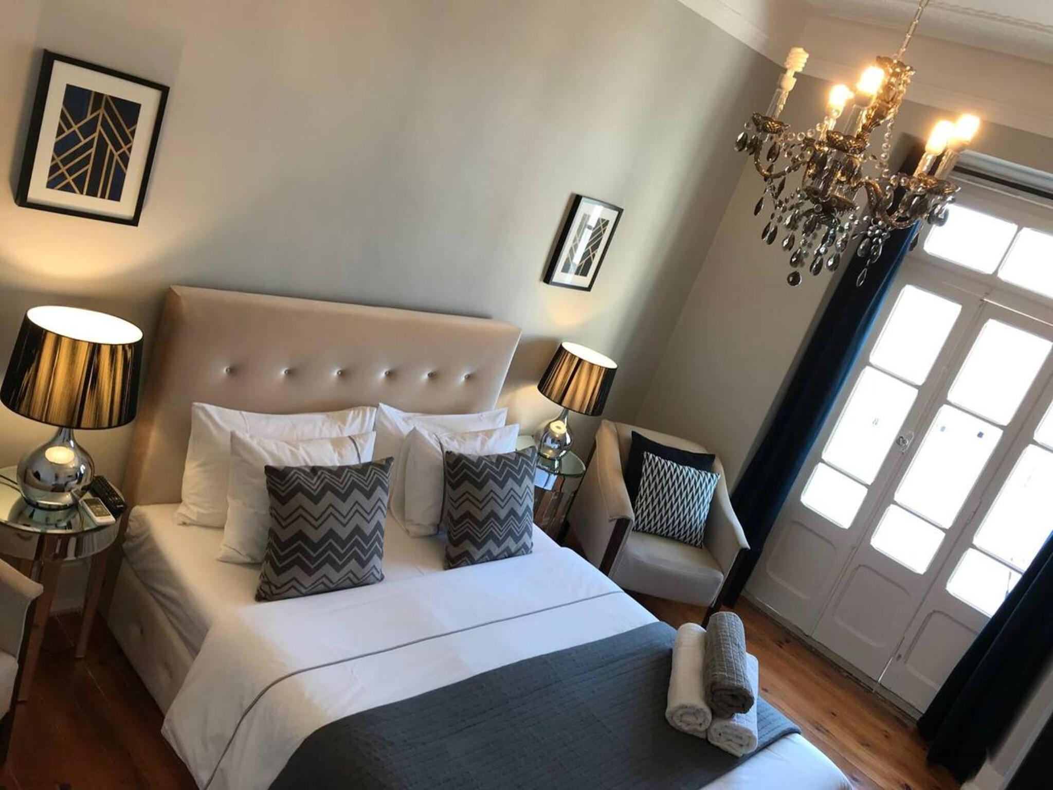Spacious apartment in central Lisbon 120 m² fireplace