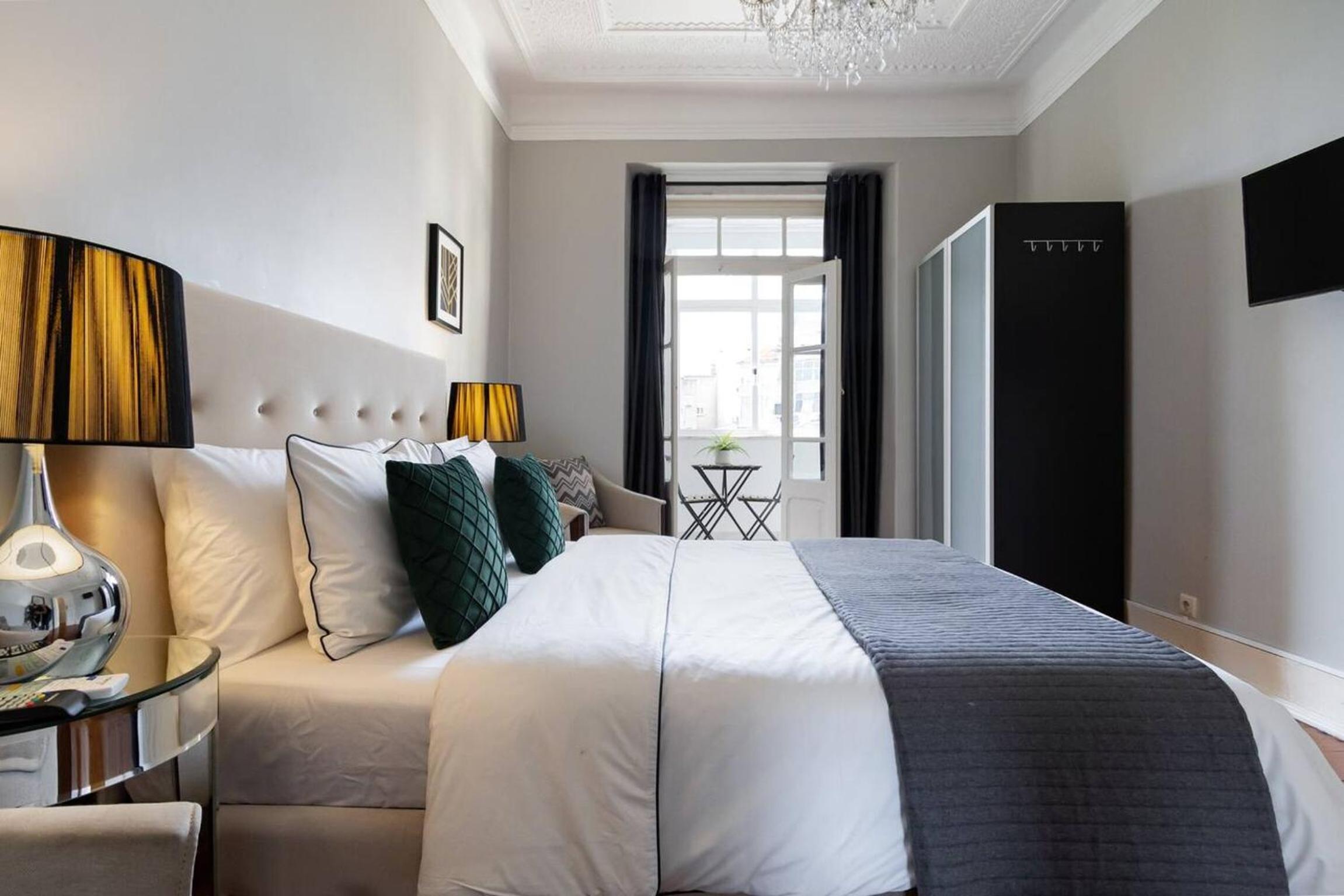 Spacious apartment in central Lisbon 120 m² fireplace