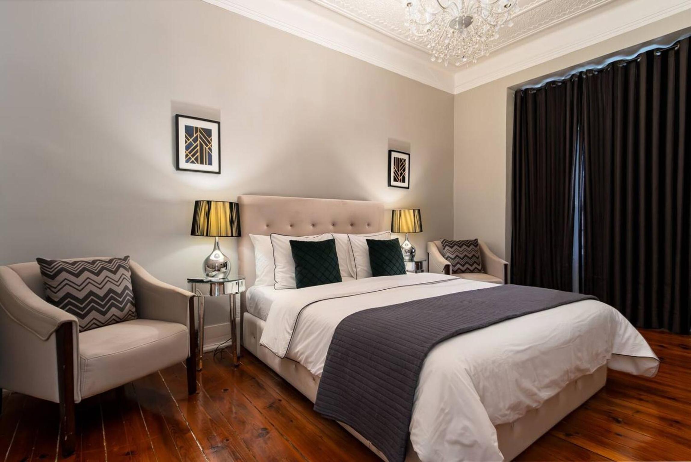 Spacious apartment in central Lisbon 120 m² fireplace