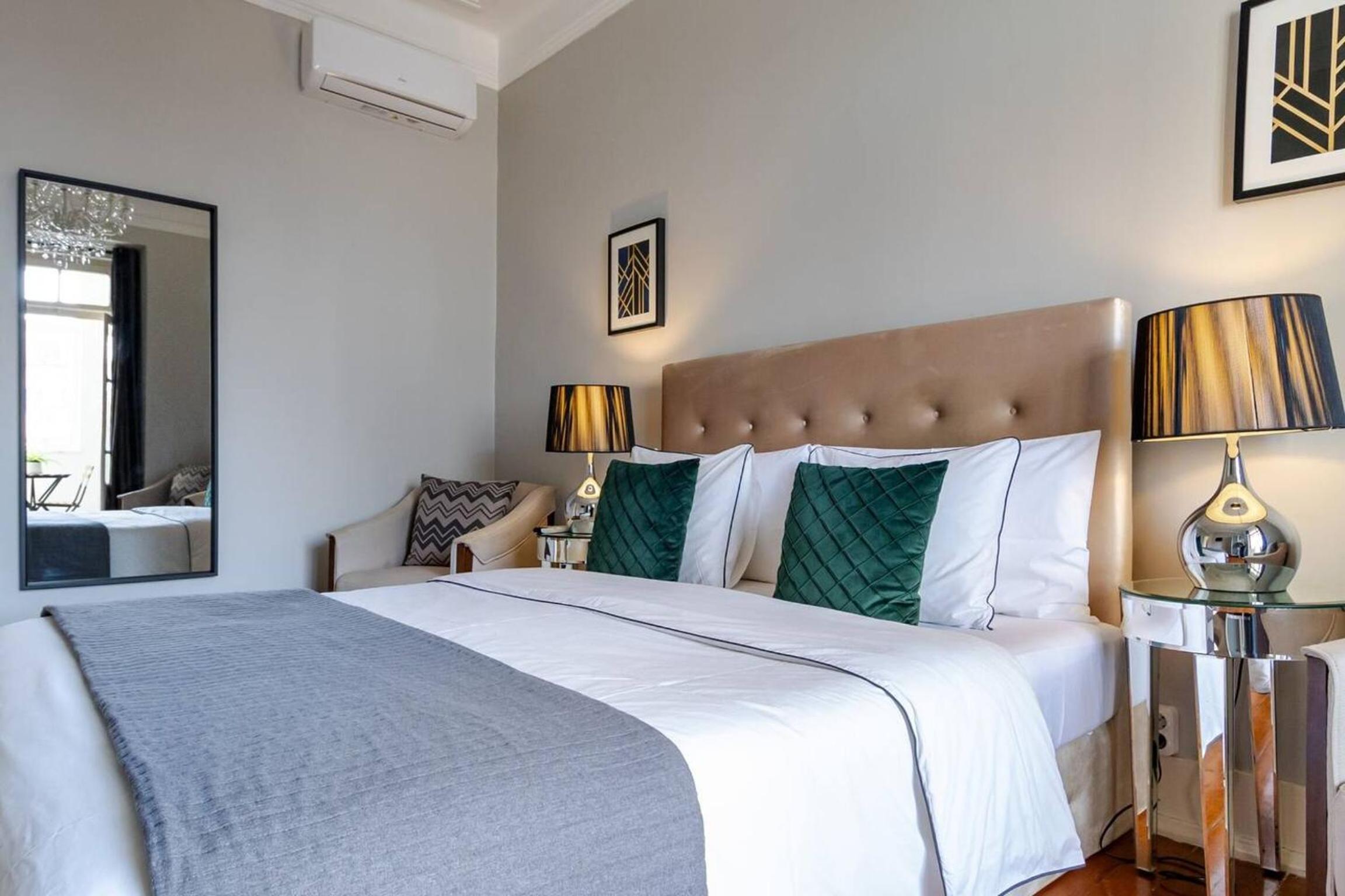 Spacious apartment in central Lisbon 120 m² fireplace