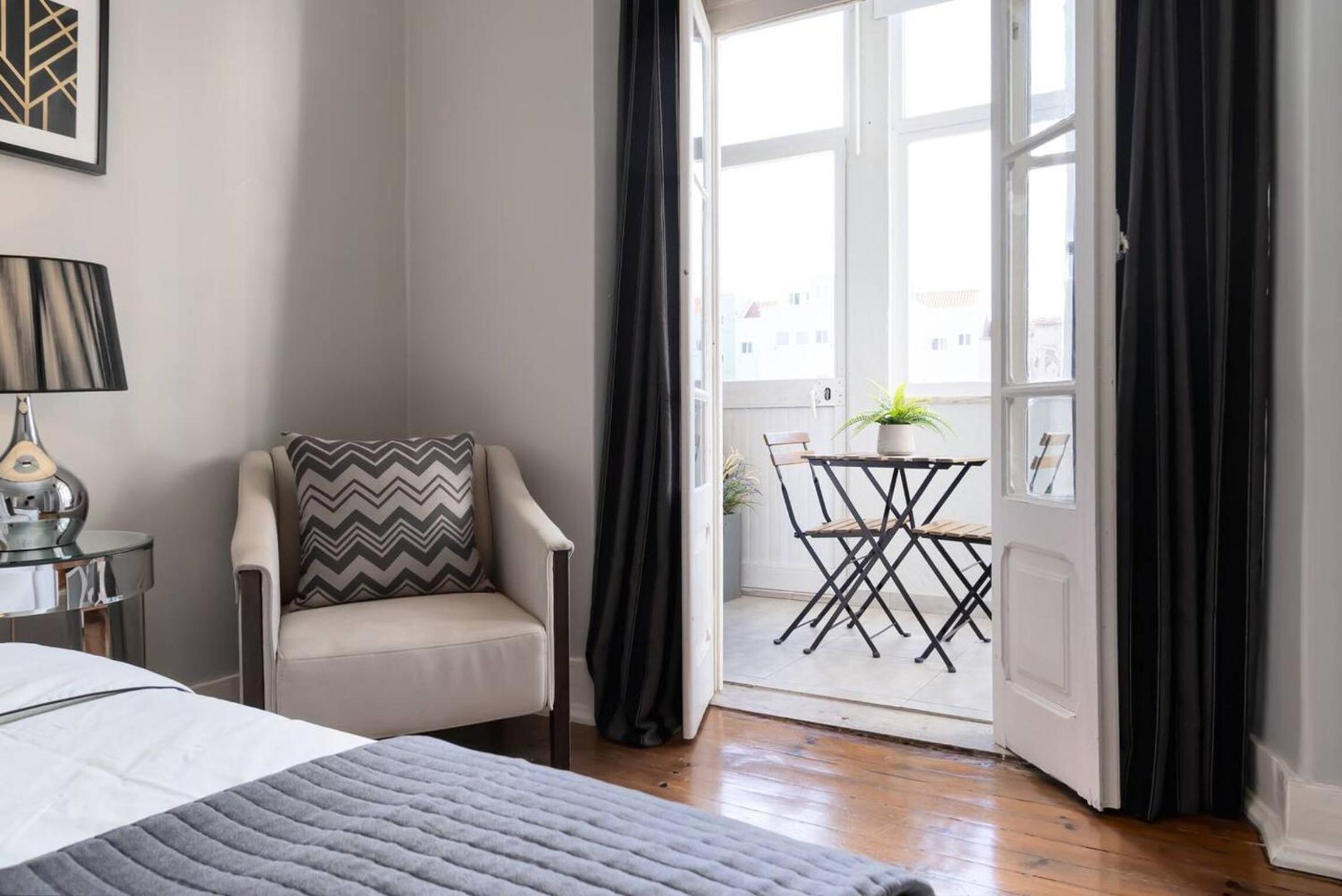 Spacious apartment in central Lisbon 120 m² fireplace