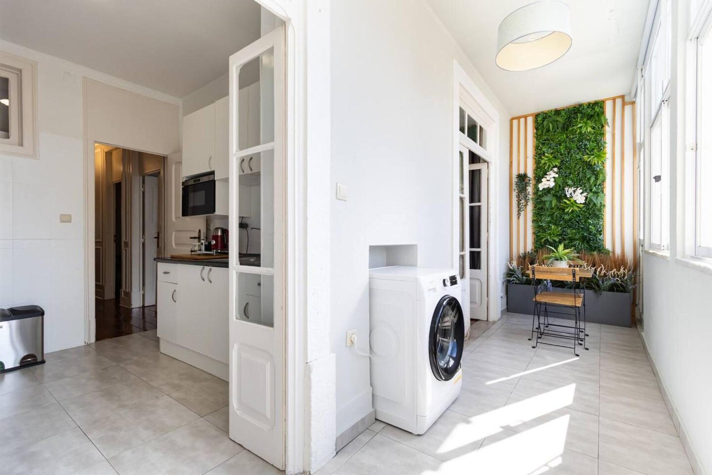 Spacious apartment in central Lisbon 120 m² fireplace photo 3