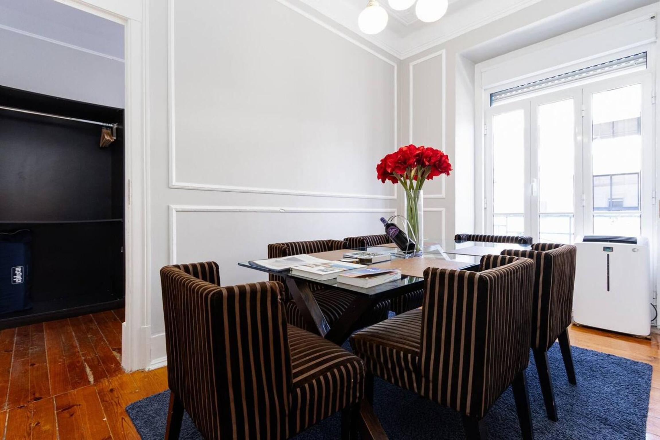 Spacious apartment in central Lisbon 120 m² fireplace