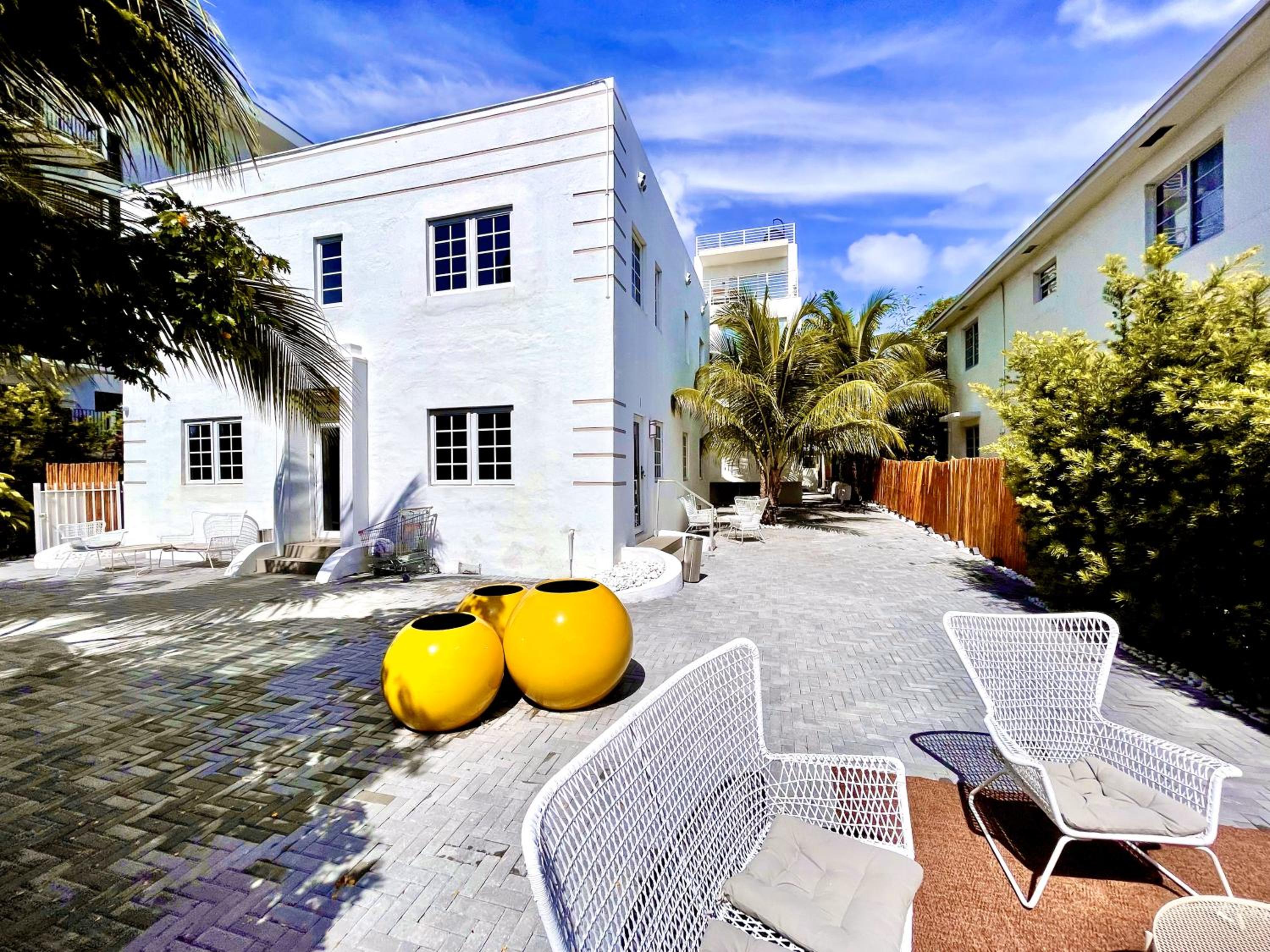 10 GUESTS LUXURIOUS ELEGANT SOUTH BEACH SUITE view 4