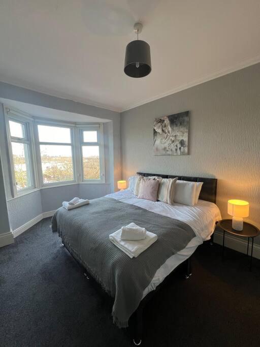 Charming and comfortable property by Our Home Short Stays very spacious with super fast WiFi close to the Metro Centre and Newcastle City Centre