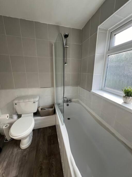 Charming and comfortable property by Our Home Short Stays very spacious with super fast WiFi close to the Metro Centre and Newcastle City Centre