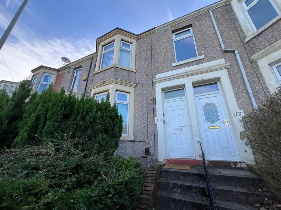 Charming and comfortable property by Our Home Short Stays very spacious with super fast WiFi close to the Metro Centre and Newcastle City Centre