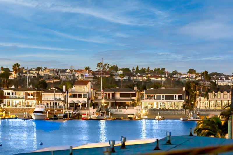 6 Bedroom Home with Rooftop Deck Between the Bay & the Beach view 4