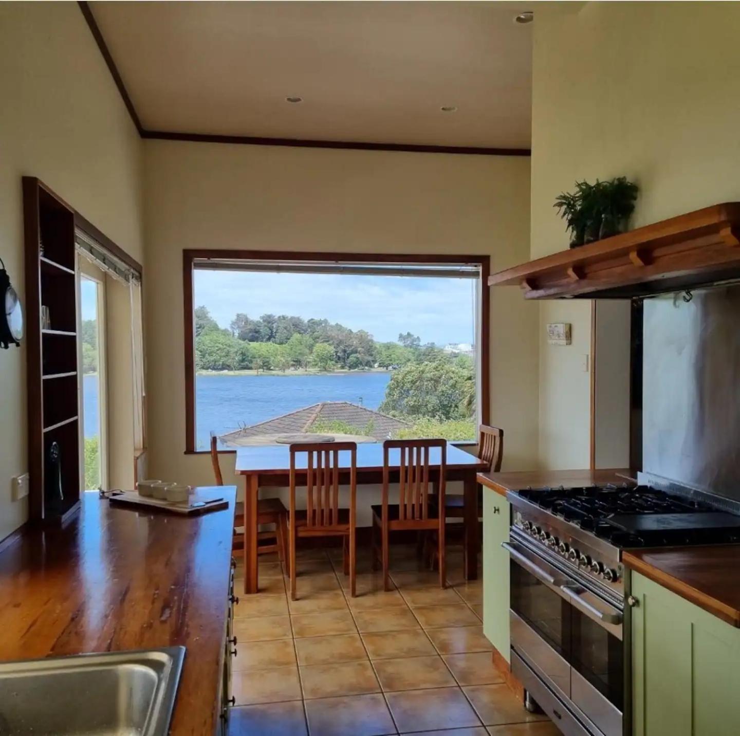 Spectacular Hamilton Lake Views