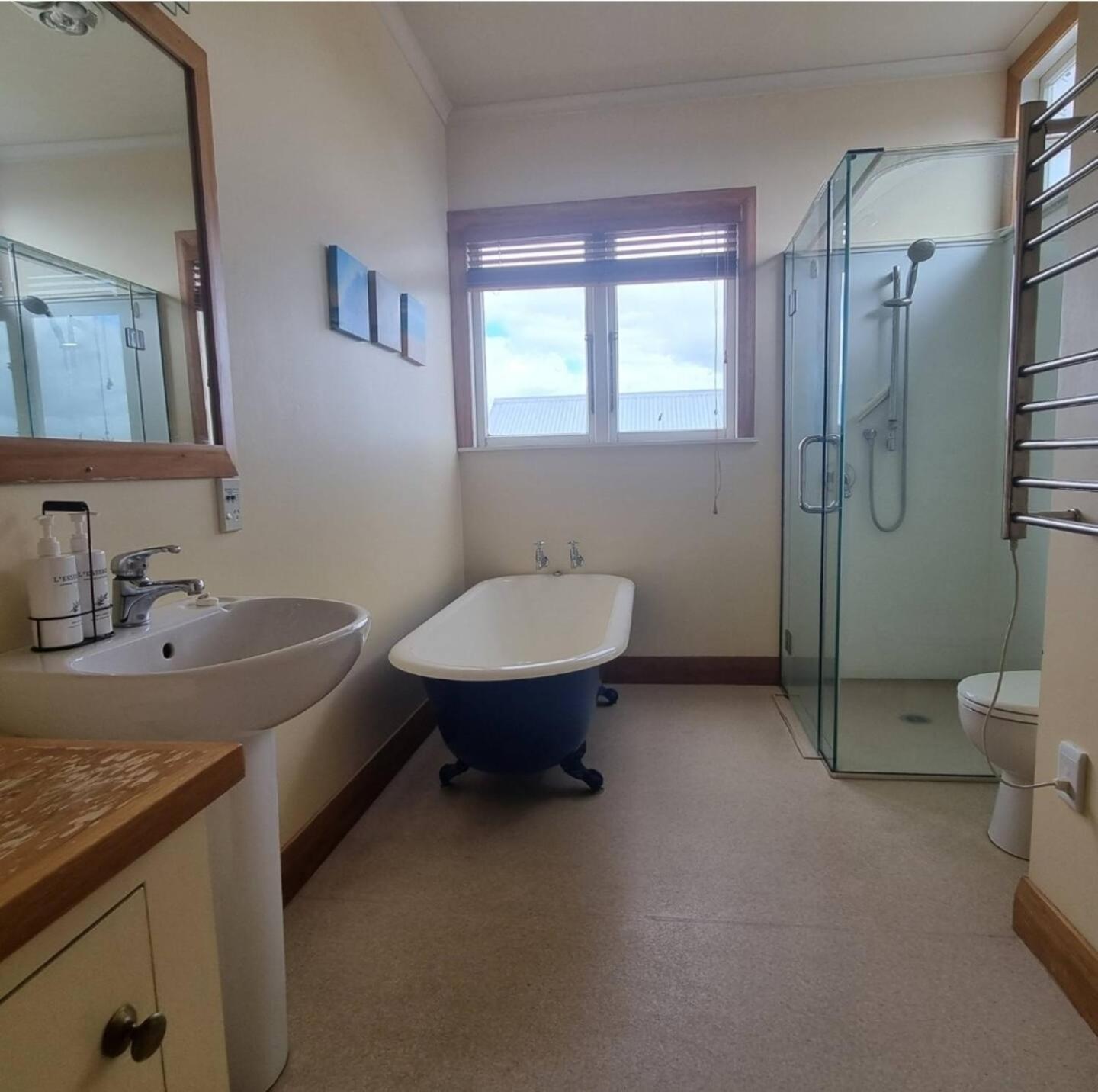 Spectacular Hamilton Lake Views