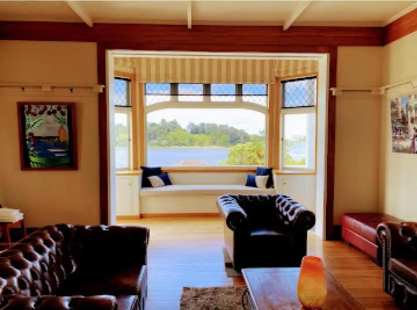 Spectacular Hamilton Lake Views