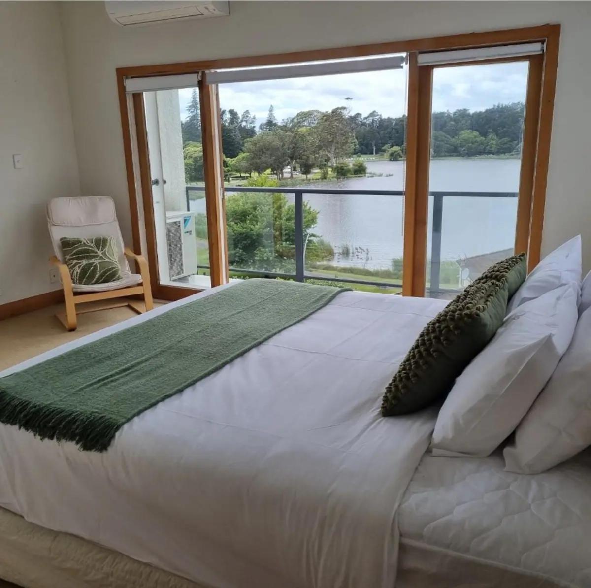Spectacular Hamilton Lake Views