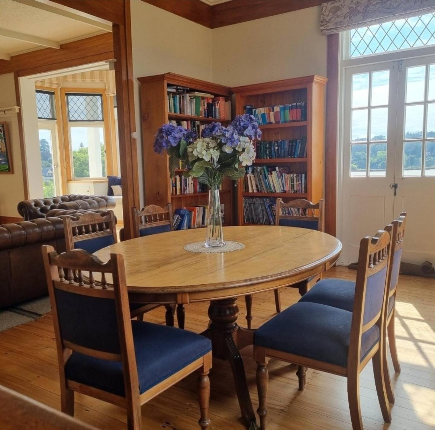 Spectacular Hamilton Lake Views