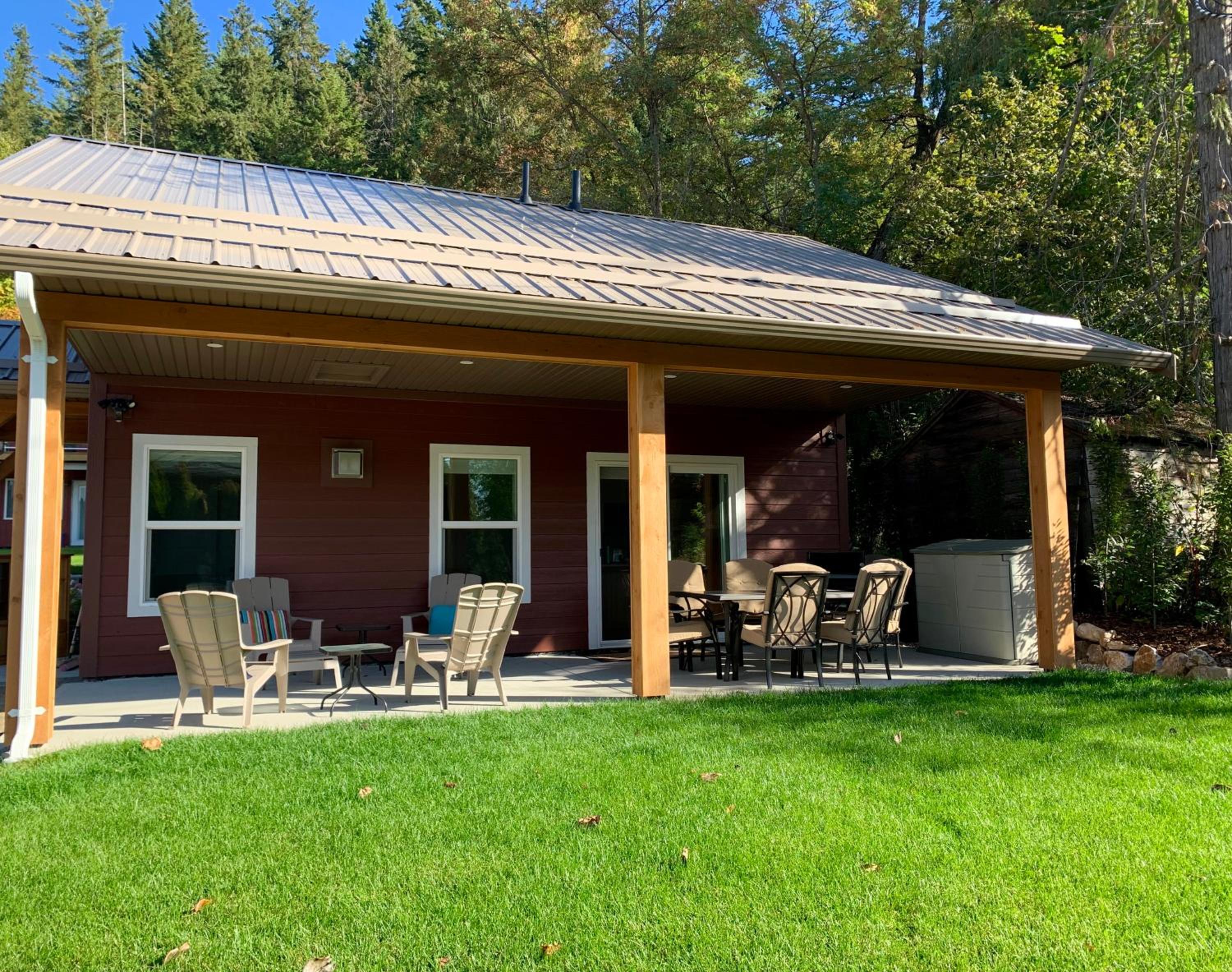 Shuswap, Sun Filled, Pet Friendly, Beach Cottage & Suite