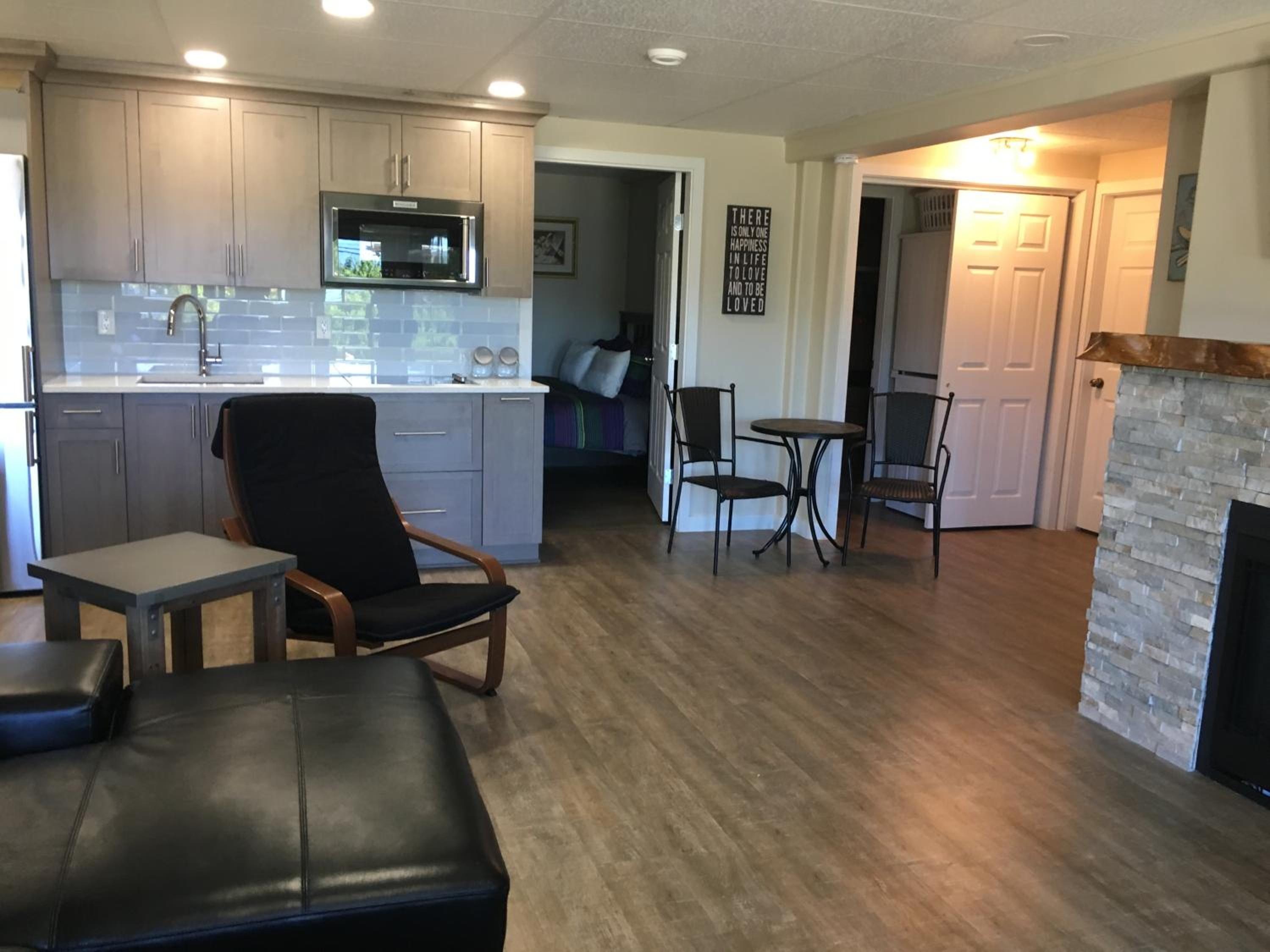 Shuswap, Sun Filled, Pet Friendly, Beach Cottage & Suite