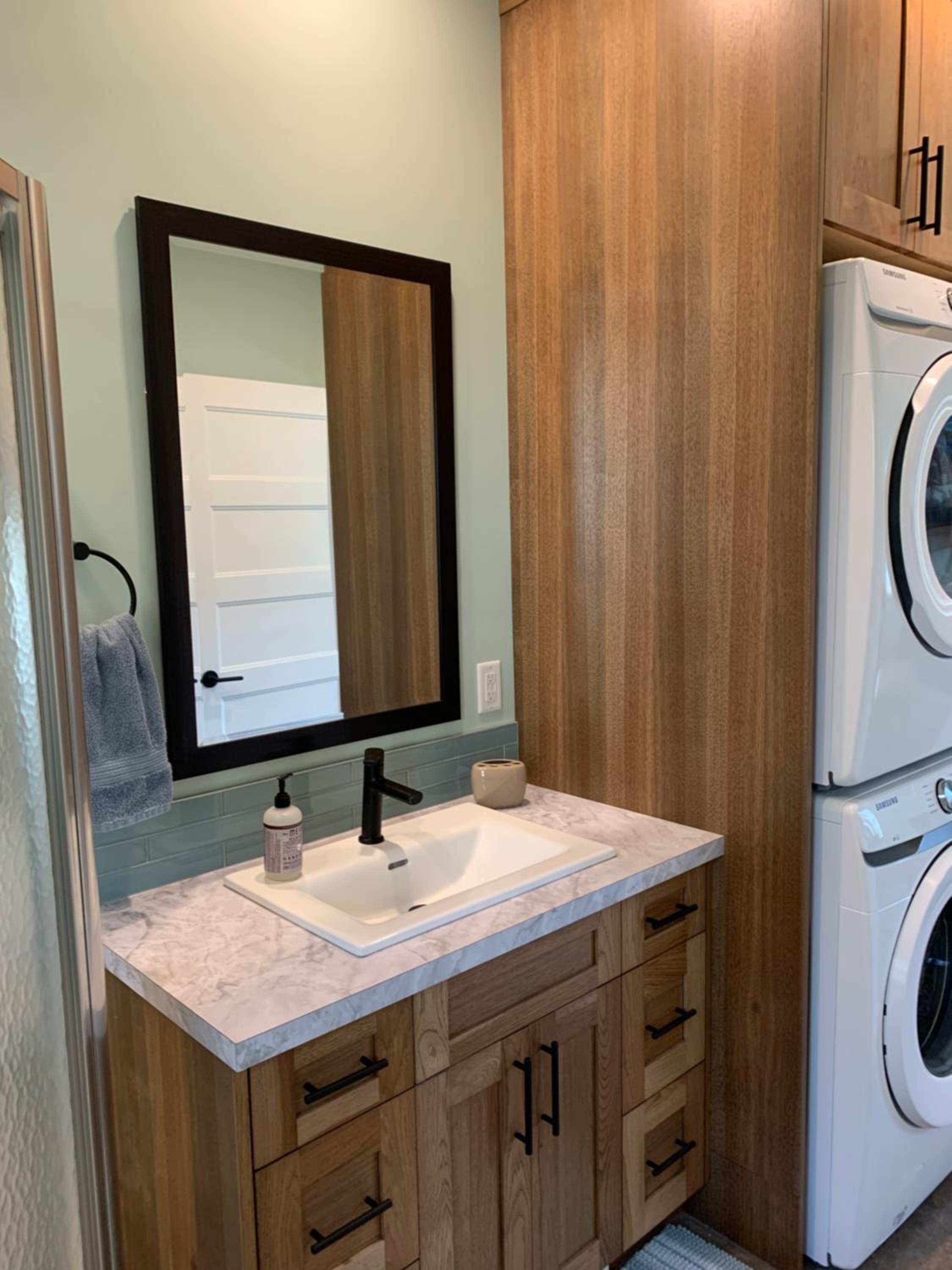 Shuswap, Sun Filled, Pet Friendly, Beach Cottage & Suite