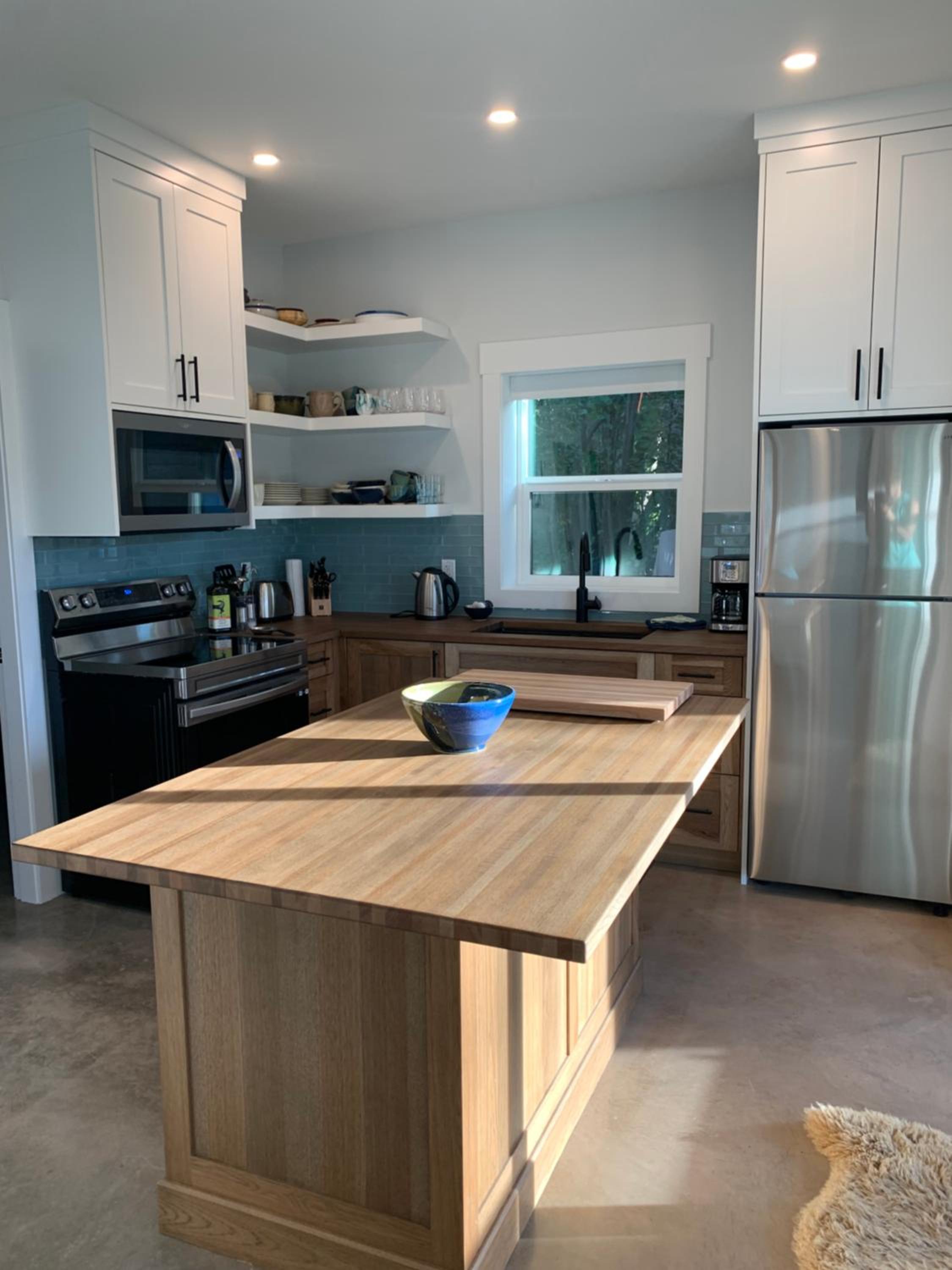 Shuswap, Sun Filled, Pet Friendly, Beach Cottage & Suite
