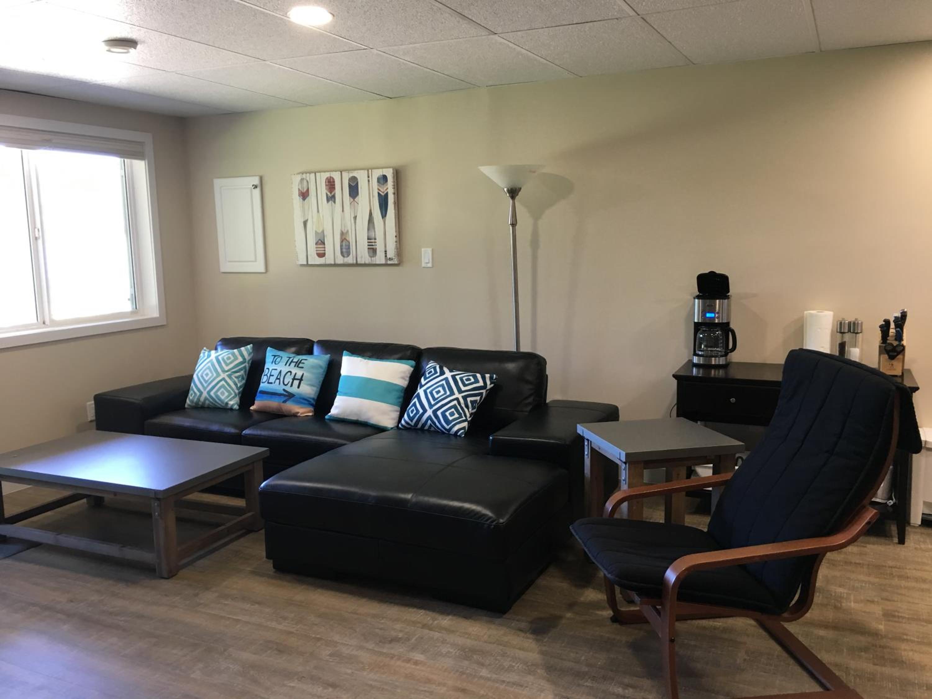 Shuswap, Sun Filled, Pet Friendly, Beach Cottage & Suite