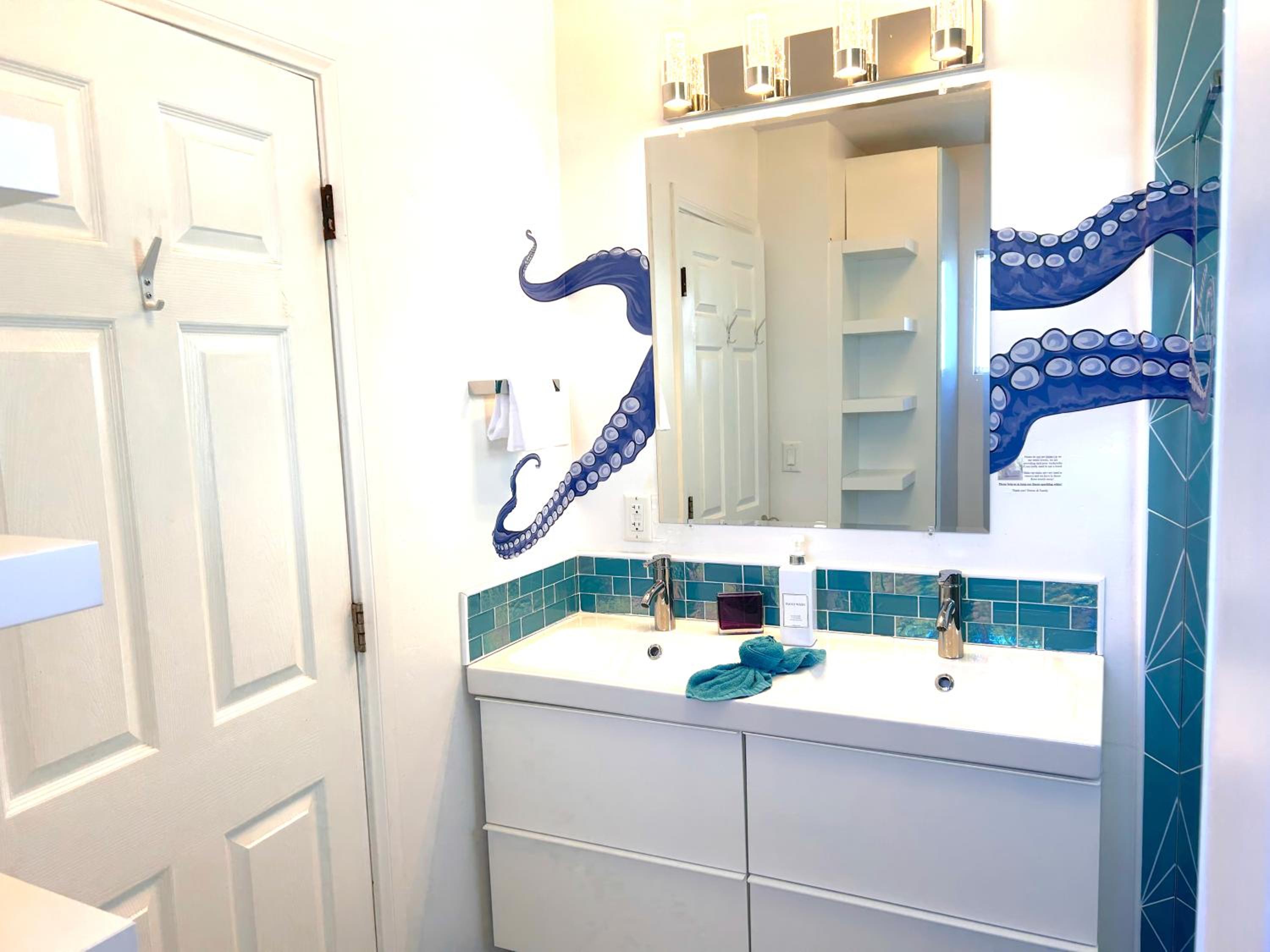 CasaViva Sky - 3BR 1BA Sleeps 10 - Rooftop City Views, Firepit & Bunk Room - Near Zoo & Beaches view 4