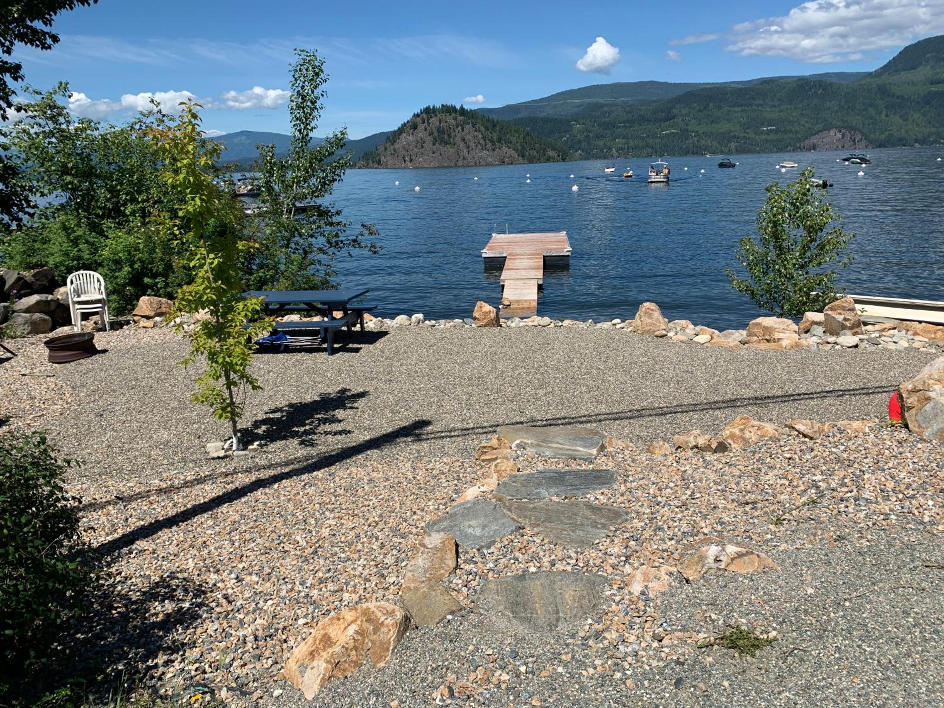 Shuswap, Sun Filled, Pet Friendly, Beach Cottage & Suite