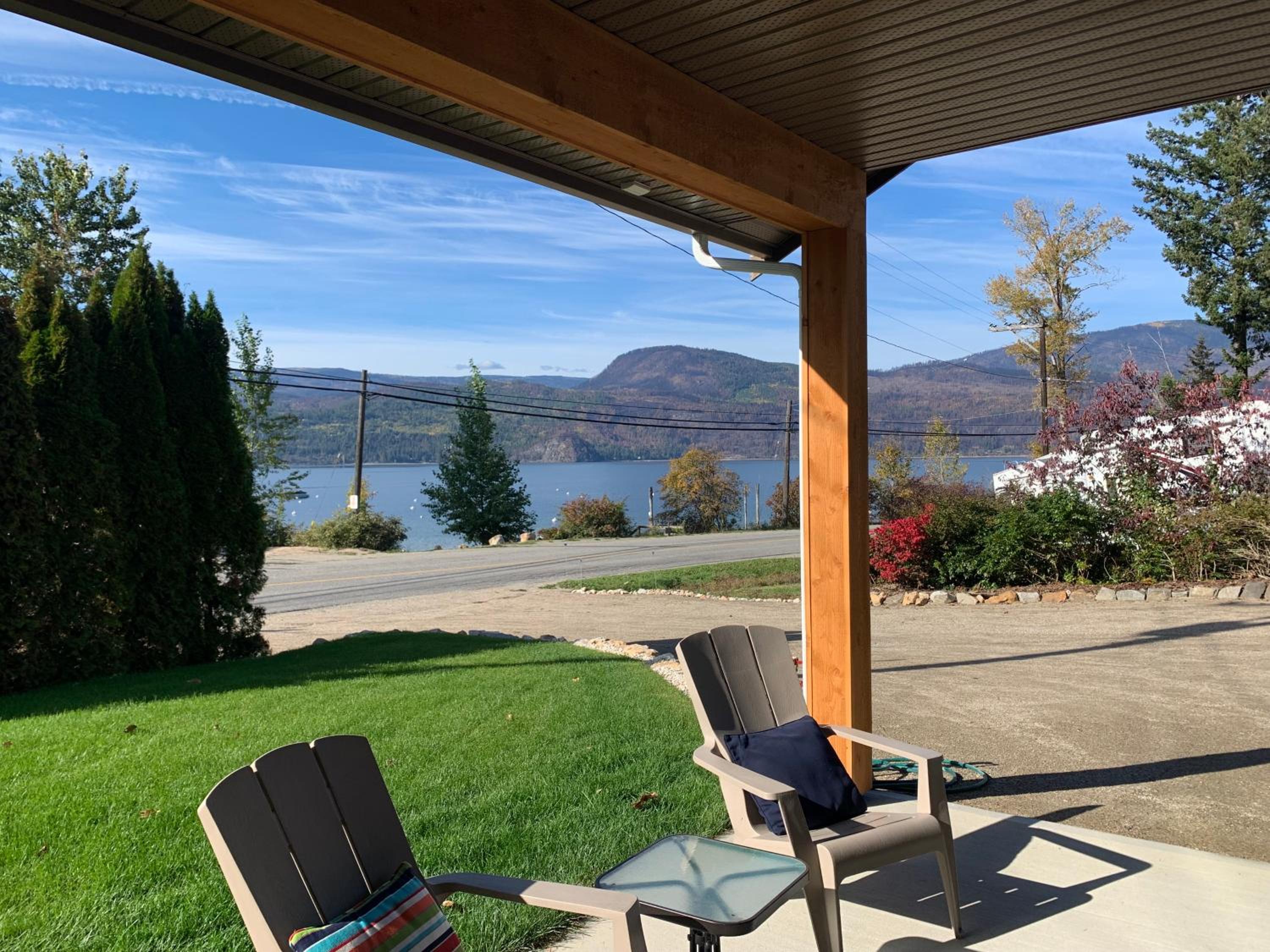 Shuswap, Sun Filled, Pet Friendly, Beach Cottage & Suite