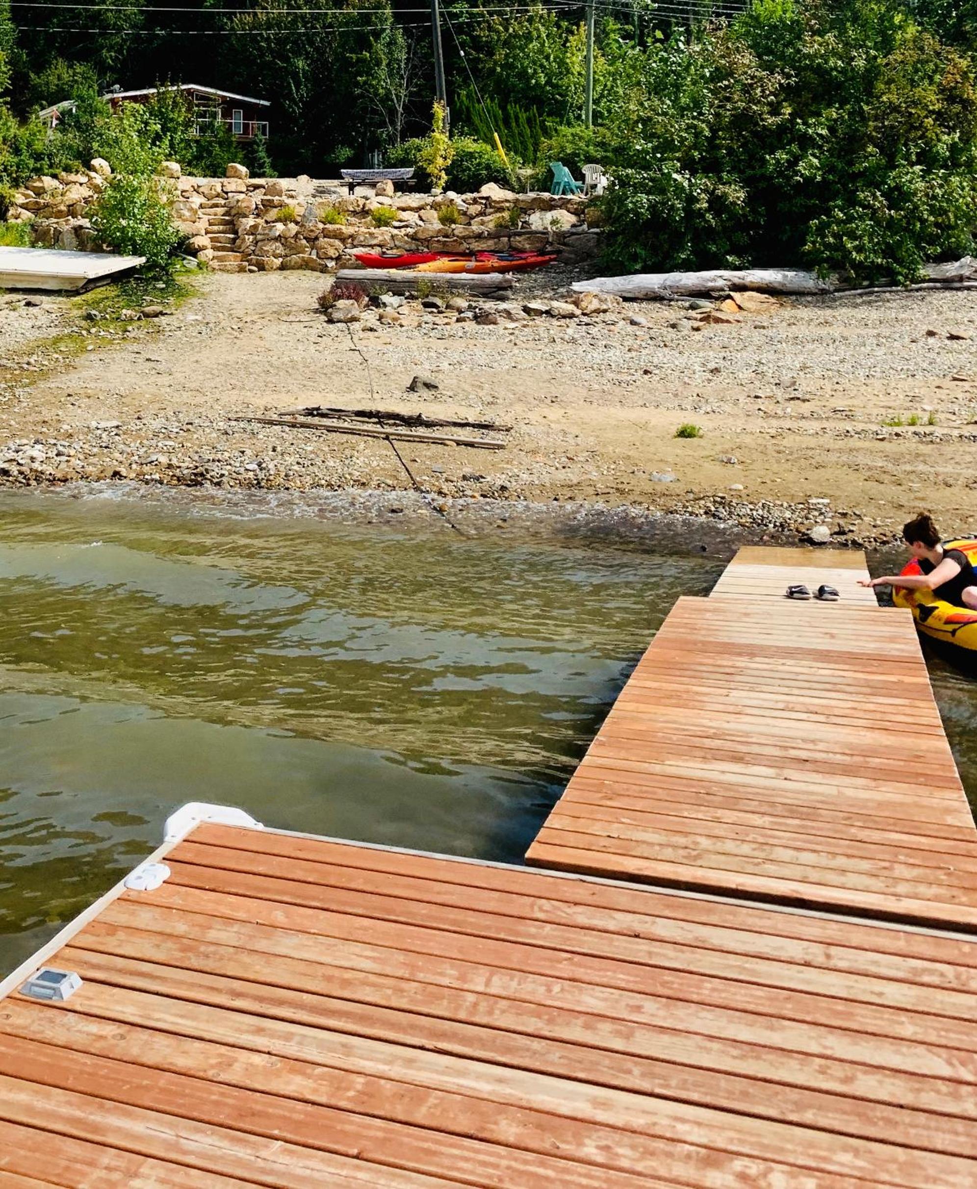 Shuswap, Sun Filled, Pet Friendly, Beach Cottage & Suite