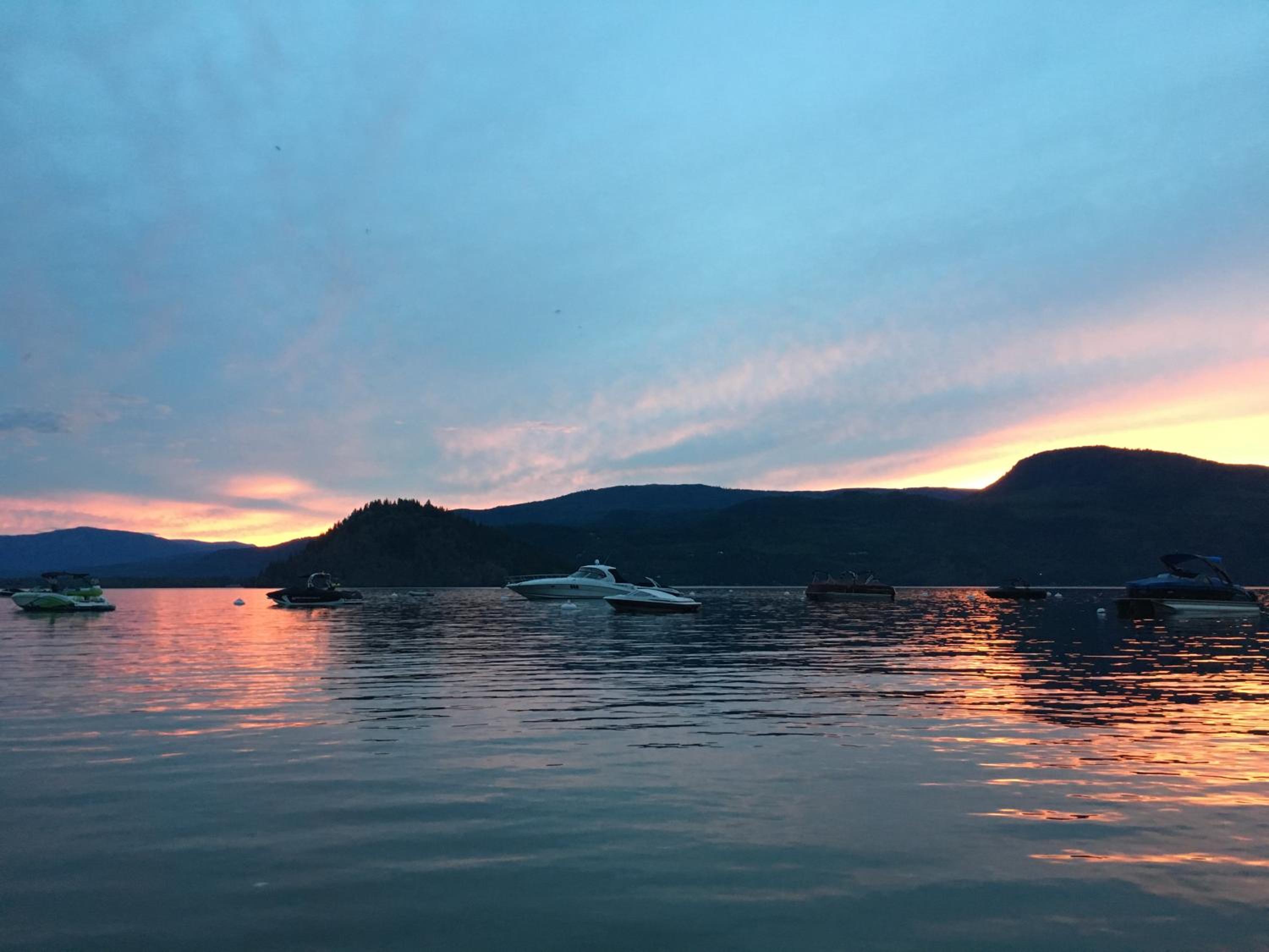 Shuswap, Sun Filled, Pet Friendly, Beach Cottage & Suite