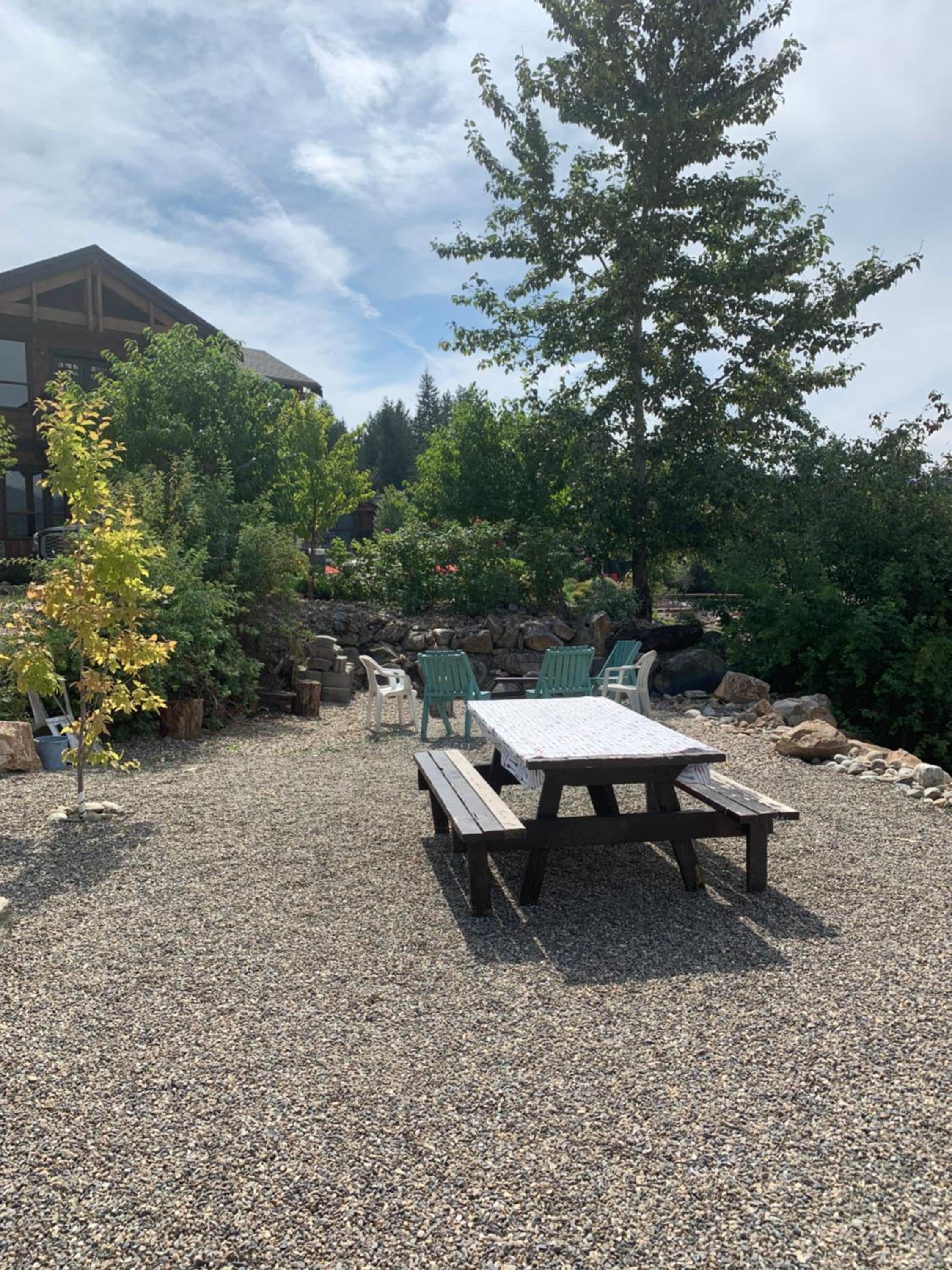 Shuswap, Sun Filled, Pet Friendly, Beach Cottage & Suite
