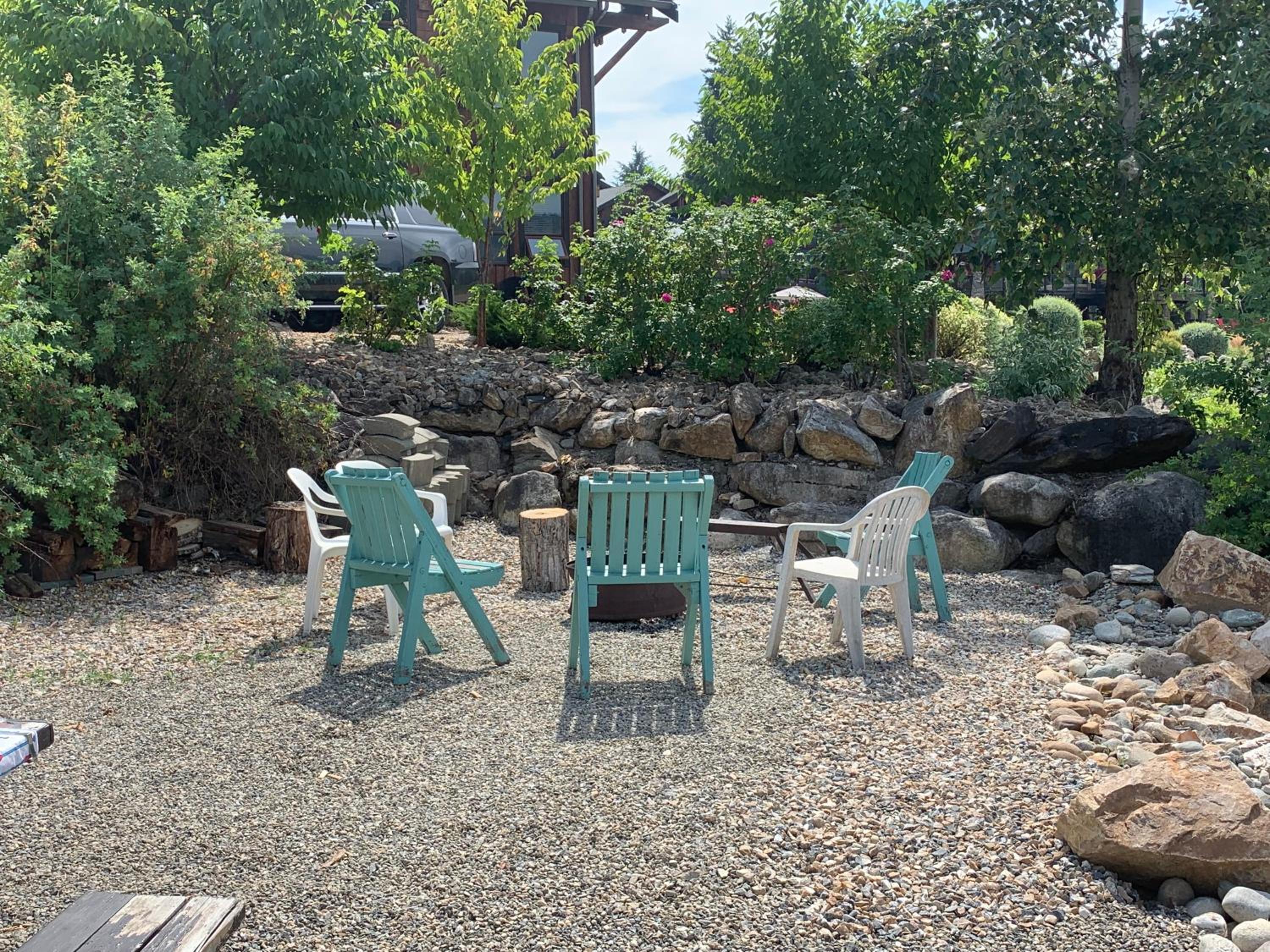 Shuswap, Sun Filled, Pet Friendly, Beach Cottage & Suite