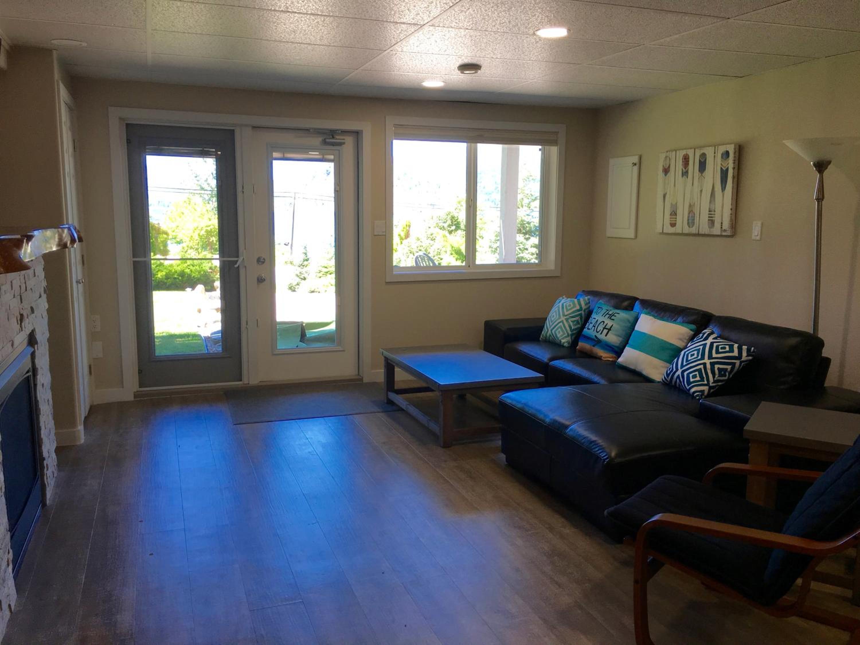 Shuswap, Sun Filled, Pet Friendly, Beach Cottage & Suite