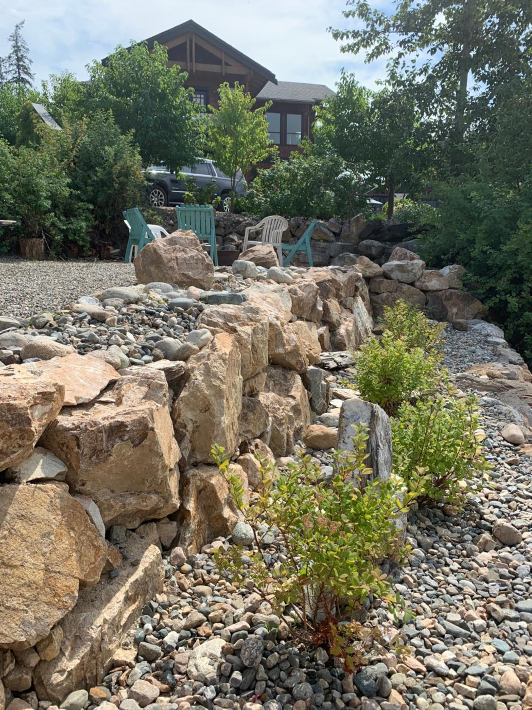 Shuswap, Sun Filled, Pet Friendly, Beach Cottage & Suite