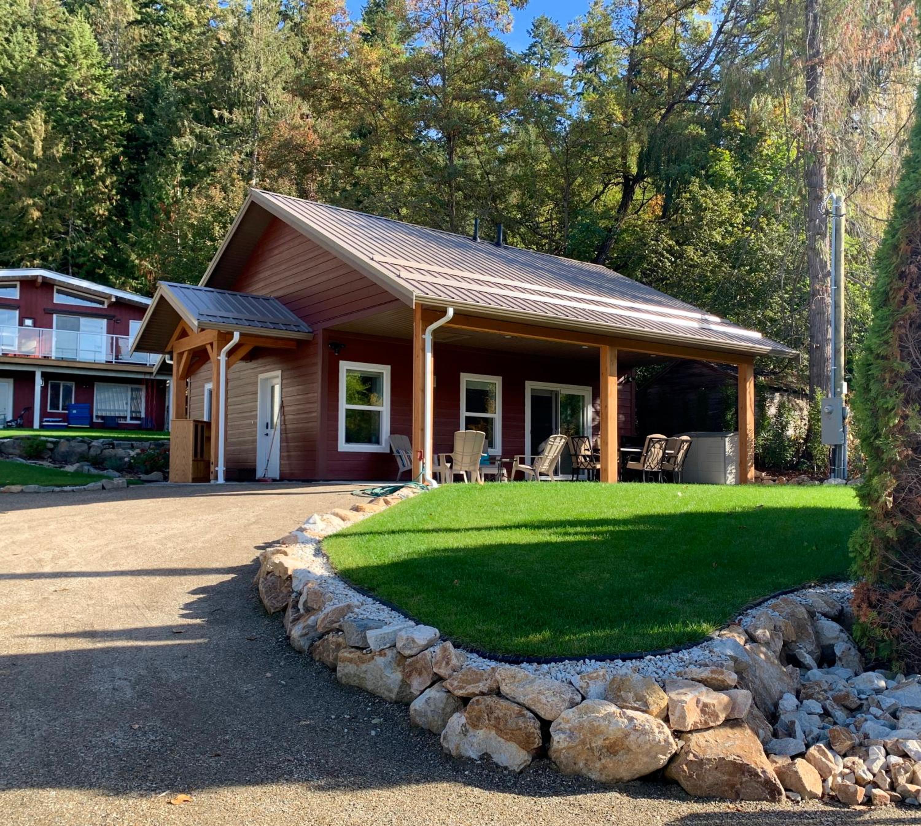 Shuswap, Sun Filled, Pet Friendly, Beach Cottage & Suite