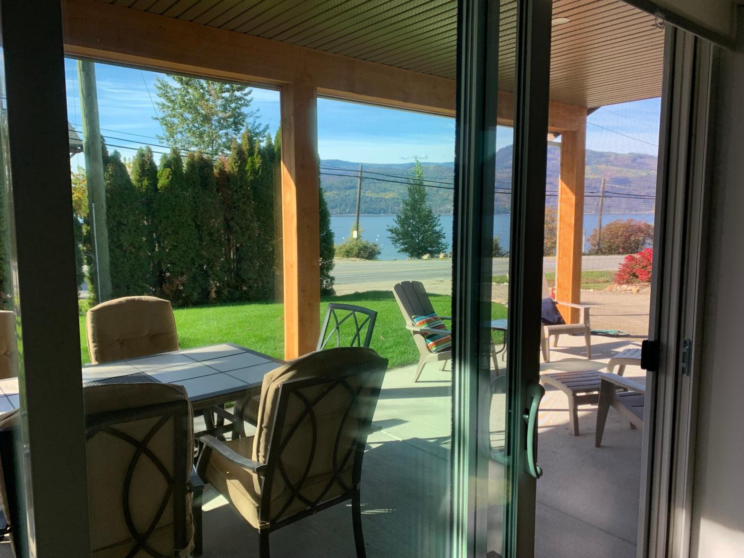 Shuswap, Sun Filled, Pet Friendly, Beach Cottage & Suite