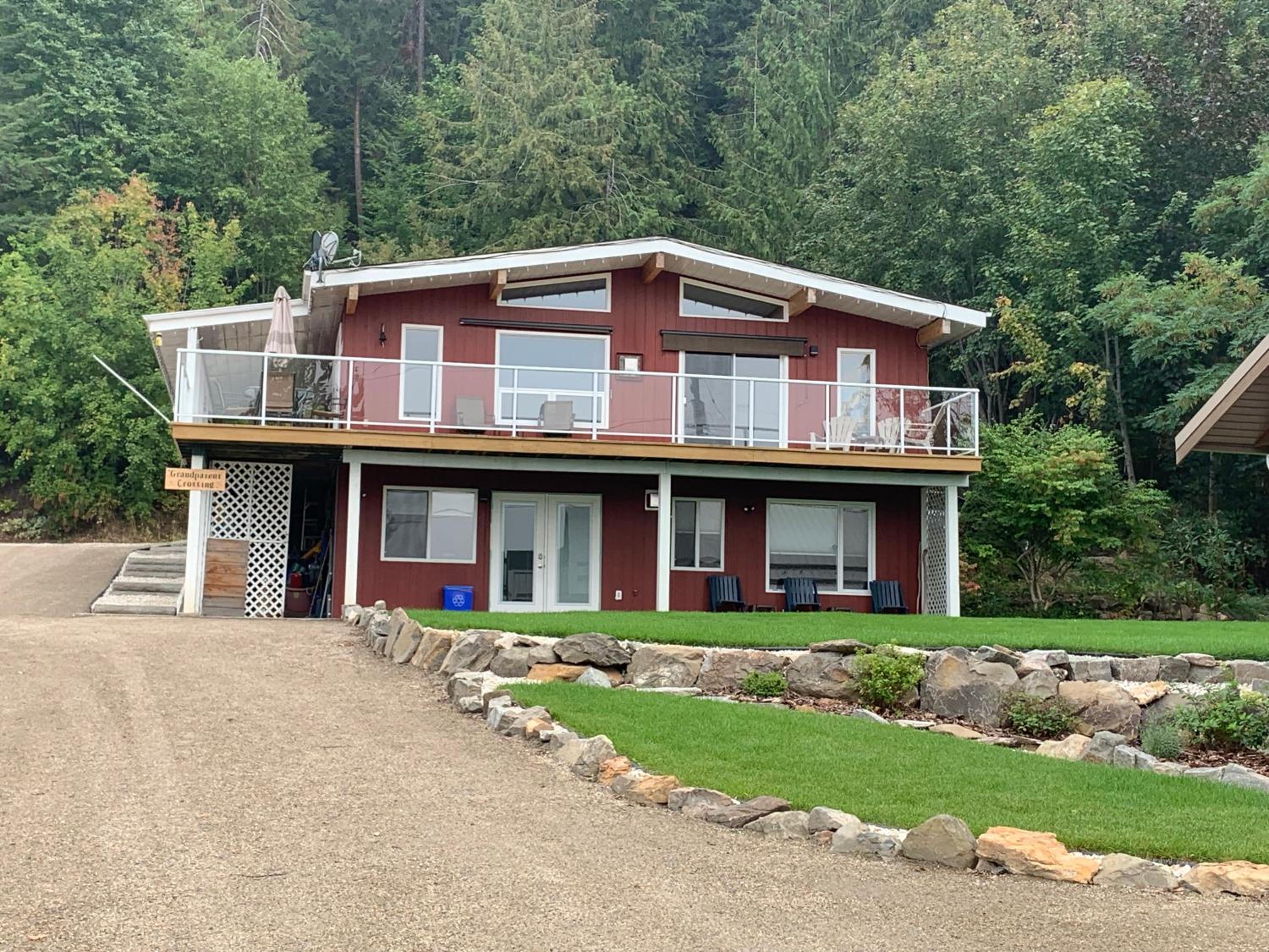 Shuswap, Sun Filled, Pet Friendly, Beach Cottage & Suite