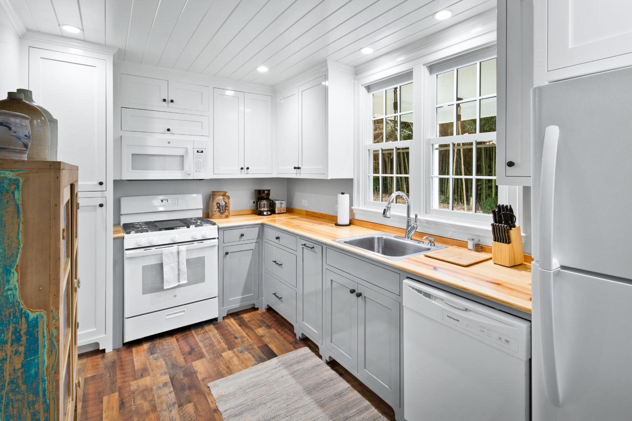Pet-Friendly Hampshire Cottage at Ivy Cottages view 5