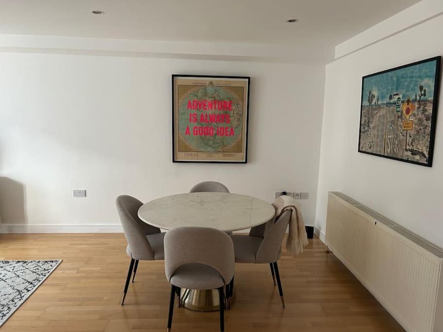 1 bed flat with view of vibrant Hoxton Square