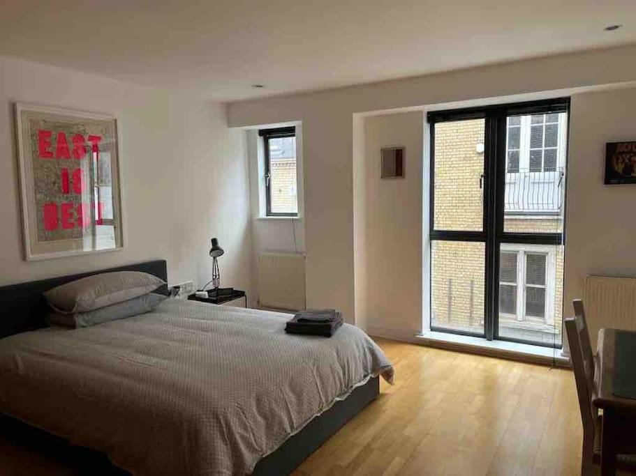 1 bed flat with view of vibrant Hoxton Square