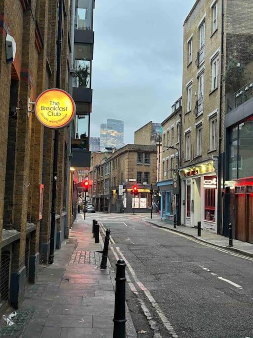 1 bed flat with view of vibrant Hoxton Square